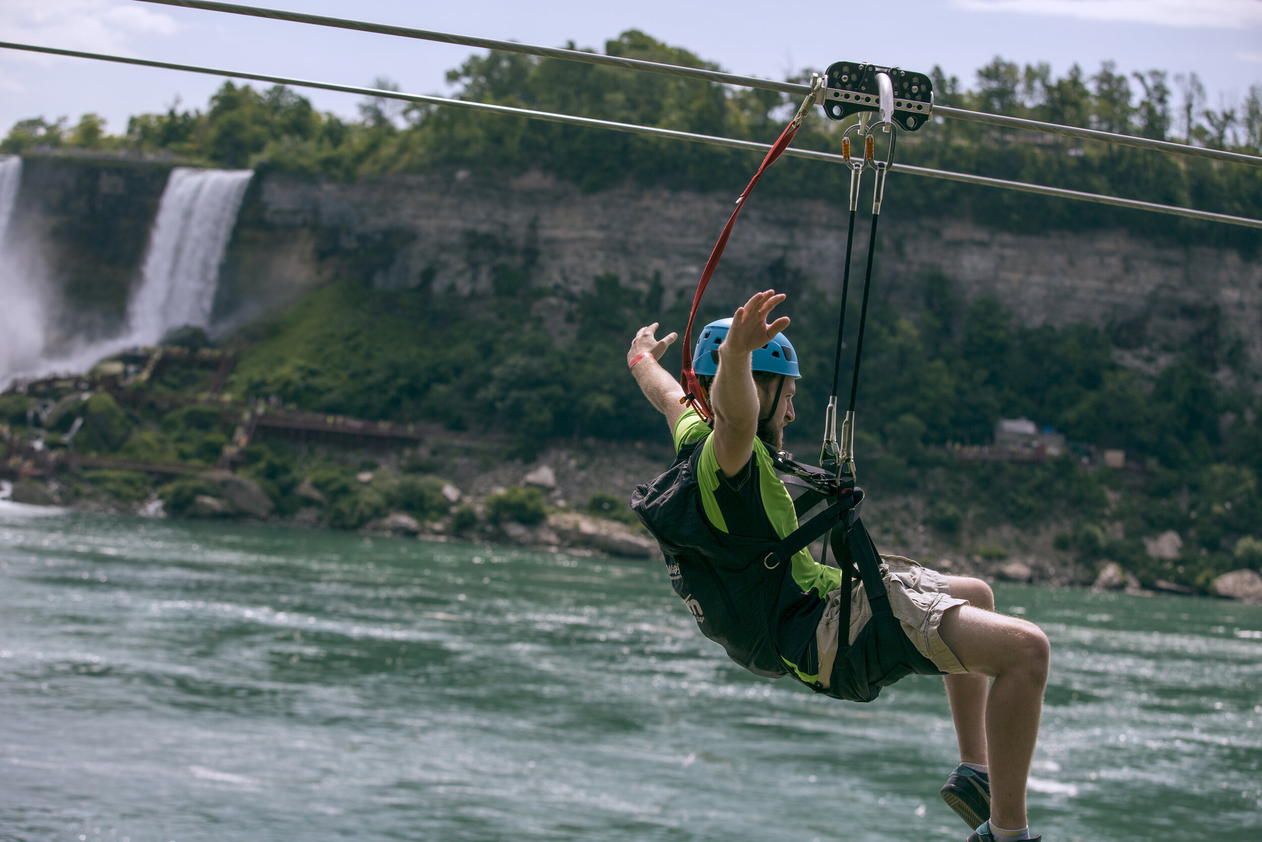 IMG-PARK-NiagaraFalls-PROMO-MistRider-guysideview.jpg